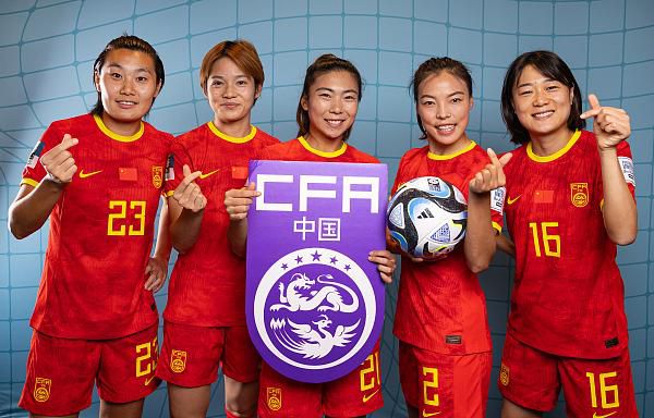 一女被三男c到高潮
