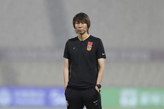 兴奋的年轻妈妈