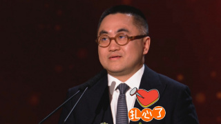美女踩裆